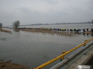 Árvízi védekezés Nemesgörzsönynél (Fotó: Időkép.hu)