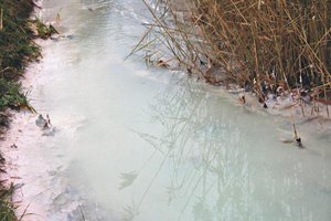 Tejfehér szennylé folyik a Torna patakba