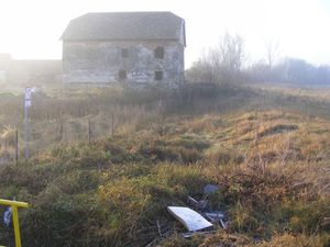 A felsgrzsnyi malom mg ll a kiszradt meder nyomai mellett (2009)